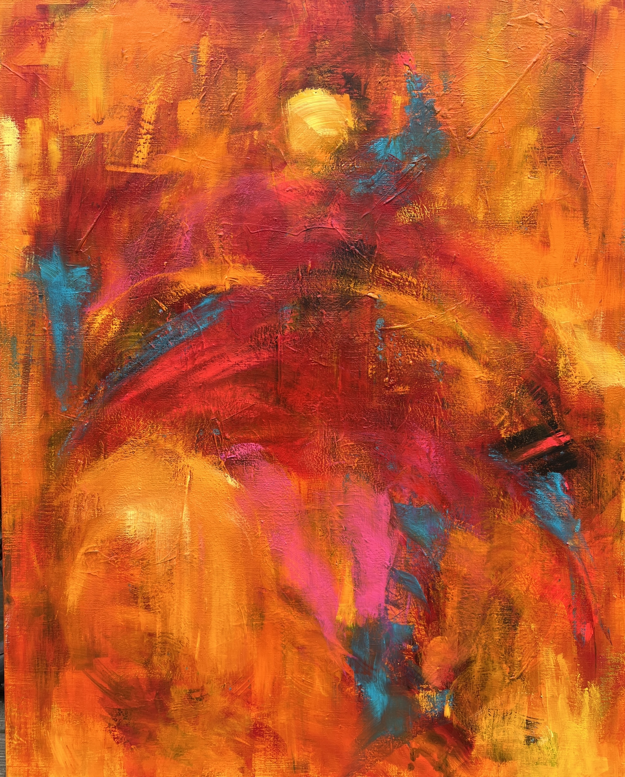 Abstrakt maleri med farverne gul, orange, rød, sort og blå. Gennem ekspressive penselstrøg giver jeg en forestilling om en dansende person - og en stemning af, at blive fanget i lyset.