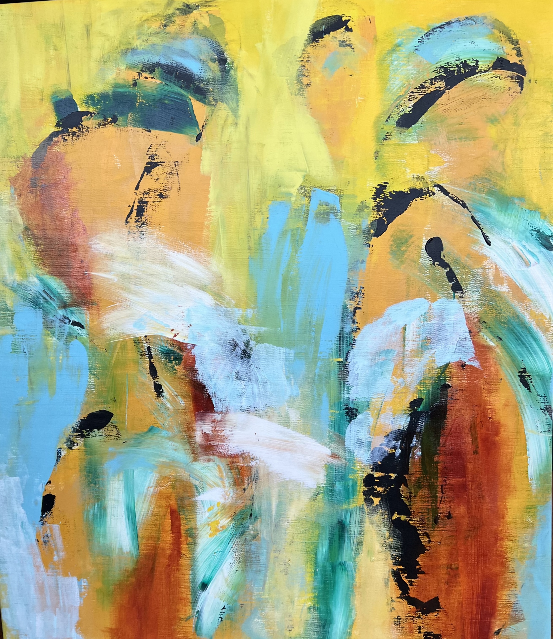 Abstrat maleri i varme gyldne farver, der i kombination med blå pastel skaber en spændende kontrast.