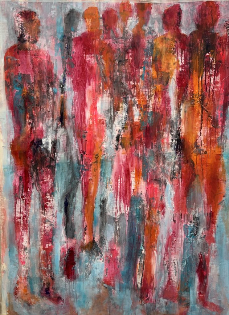 Stort abstrakt maleri, hvor man fornemmer menneskeskikkelser, der står samlet, som en spændende masse i røde og orange farver