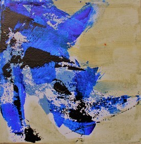 Små malerier giver andre muligheder. Her et helt lille abstrakt maleri i blå, sorte og grå farver, der kan danne hovedet af et næsehorn.