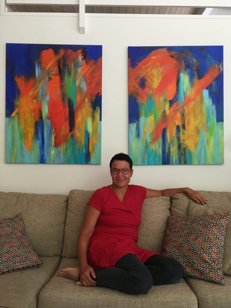 Kunstner Tine Weppler med to af hendes abstrakte malerier