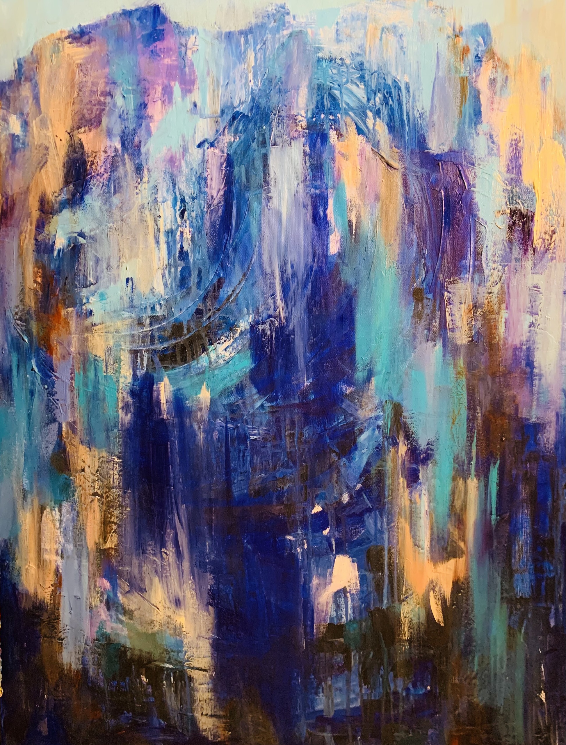 Abstrakt maleri på højkant i blå, violette og brunlige nuancer.
