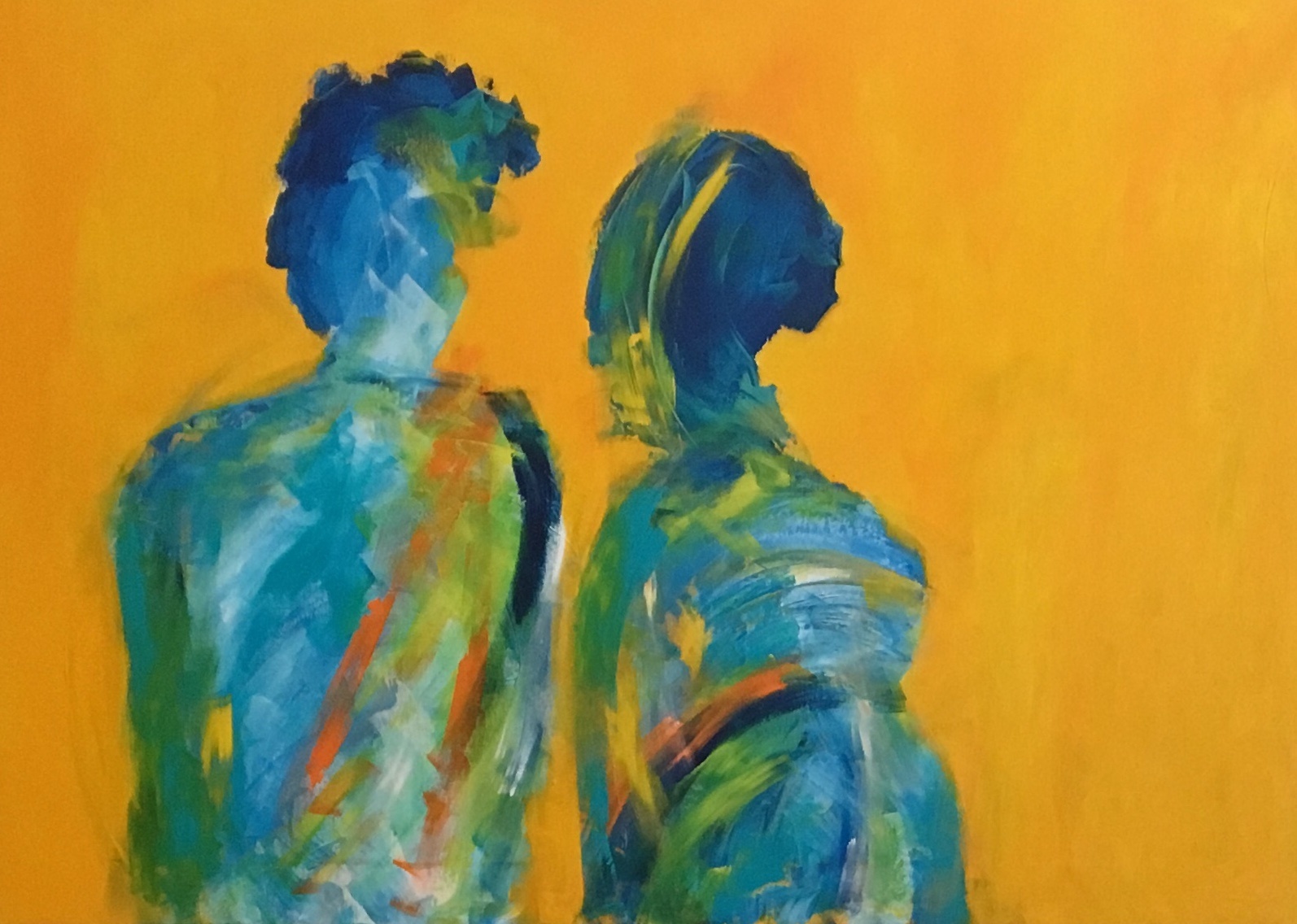 En mand og en kvinde står tæt sammen og betragter den gule verden rundt omkring sig.