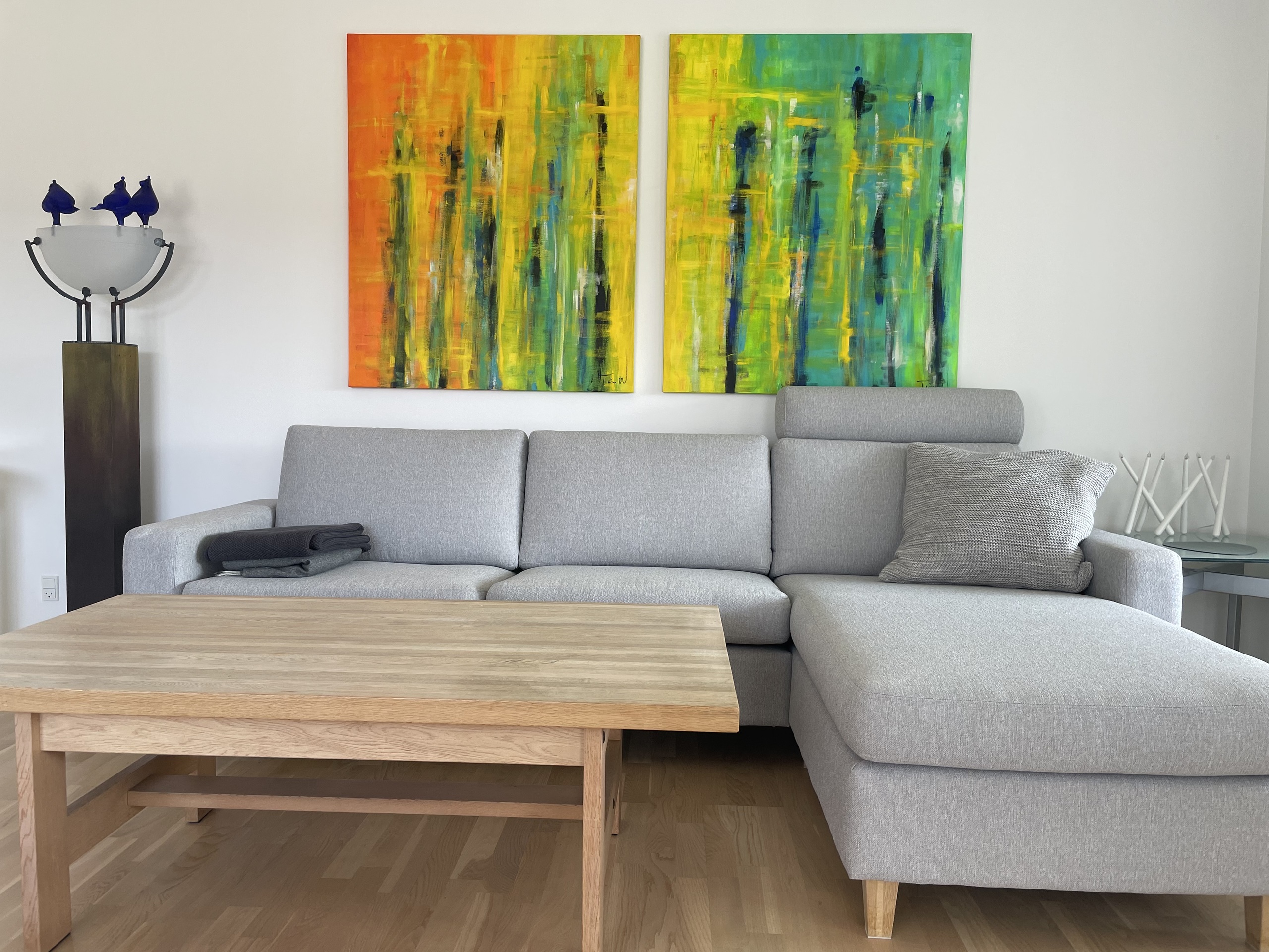 Vælg aflangt maleri der passer i størrelsen til sofaen