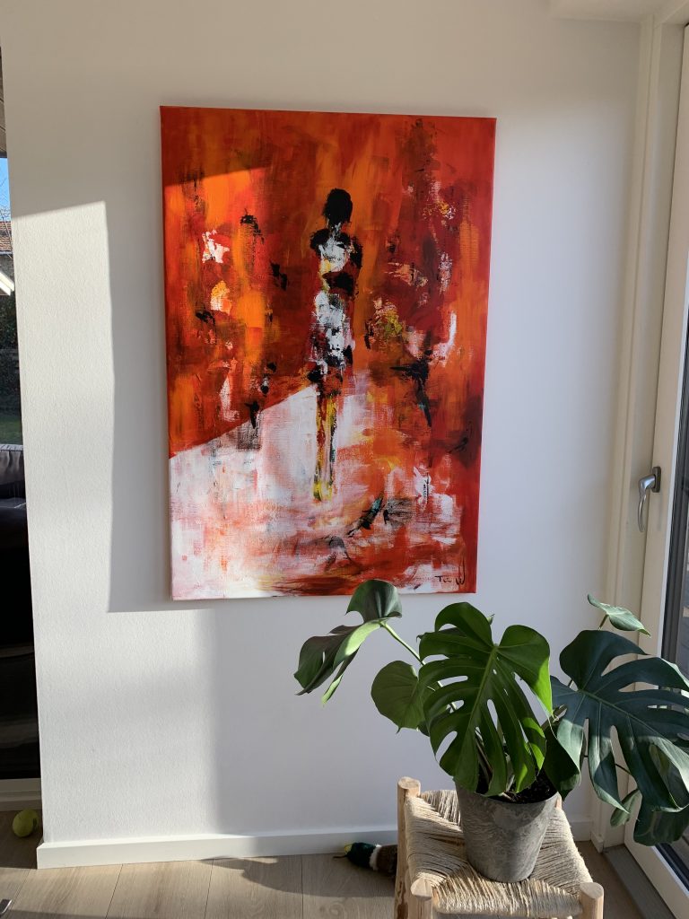Et smukt rødt, hvidt og sort maleri, der bryder gange på kontoret