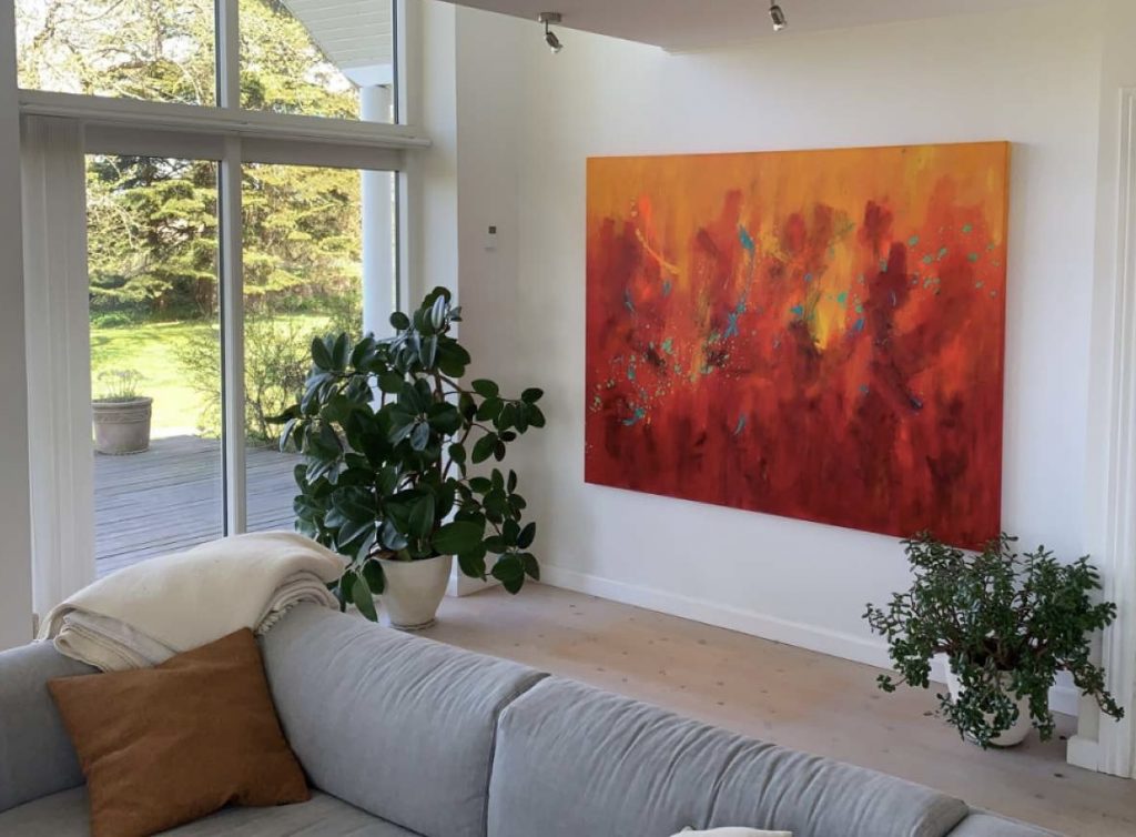 Stort maleri på væggen giver blikfang og energi i hjemmet