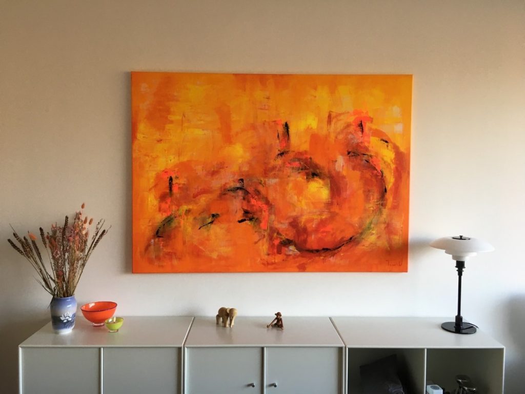 Kunstsalon foregår i privat hjem med malerierne hængt op i hjemmet